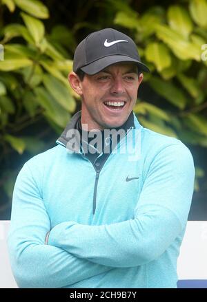 Der nordirische Rory McIlroy lächelt am vierten Abschlag während des ersten Tages der Irish Open im K Club, County Kildare. DRÜCKEN SIE VERBANDSFOTO. Bilddatum: Donnerstag, 19. Mai 2016. Siehe PA Geschichte GOLF Irish. Das Foto sollte lauten: Brian Lawless/PA Wire. Stockfoto