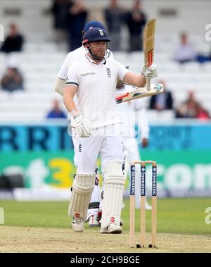 Der englische Jonny Bairstow feiert das Erreichen seines halben Jahrhunderts am ersten Tag des 1. Investec Tests in Headingley, Leeds. Stockfoto