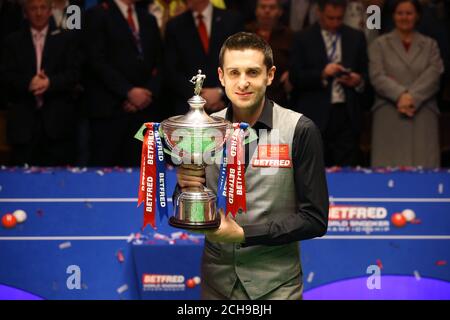 Mark Selby feiert mit der Trophäe, nachdem er Ding Junhui im Finale der Betfred Snooker World Championships im Crucible Theatre in Sheffield besiegt hat. Stockfoto