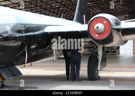 Ein Blick auf Canberra Bomber WK163 am Coventry Airport, einem Rekordjet aus Großbritanniens goldenem Zeitalter des Flugs, das von dem Team, das einen Vulcan Bomber wieder in die Luft brachte, wieder in den Himmel gebracht werden soll. Stockfoto