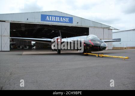 Ein Blick auf Canberra Bomber WK163 am Coventry Airport, einem Rekordjet aus Großbritanniens goldenem Zeitalter des Flugs, das von dem Team, das einen Vulcan Bomber wieder in die Luft brachte, wieder in den Himmel gebracht werden soll. Stockfoto