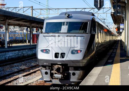 Eine Zugserie von 787 am Bahnhof Nagasaki in Japan Stockfoto