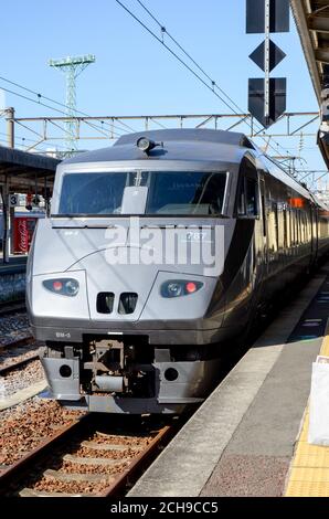 Eine Zugserie von 787 am Bahnhof Nagasaki in Japan Stockfoto