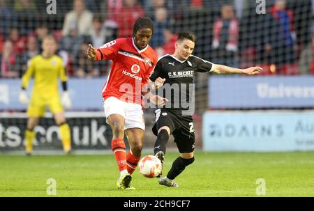 Walsall's Romaine Sawyers (links) und Barnsley's Adam Hammill kämpfen während der Sky Bet League One Play-Off, Second Leg im Banks's Stadium, Walsall, um den Ball. DRÜCKEN Sie VERBANDSFOTO. Bilddatum: Donnerstag, 19. Mai 2016. Siehe PA Geschichte FUSSBALL Walsall. Bildnachweis sollte lauten: Martin Rickett/PA Wire. EINSCHRÄNKUNGEN: NUR FÜR REDAKTIONELLE ZWECKE Keine Verwendung mit nicht autorisierten Audio-, Video-, Daten-, Fixture-Listen, Club/League-Logos oder 'Live'-Diensten. Online-in-Match-Nutzung auf 75 Bilder beschränkt, keine Videoemulation. Keine Verwendung bei Wetten, Spielen oder Veröffentlichungen für einzelne Vereine/Vereine/Vereine/Spieler. Stockfoto