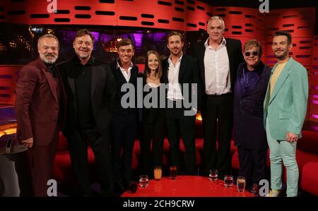 (Von links nach rechts) Graham Norton, Russell Crowe, Tom Daley, Jodie Foster, Ryan Gosling, Greg Davies, Sir Elton John und Rod Thomas, auch bekannt als Bright Light Bright Light, während der Dreharbeiten zur Graham Norton Show in den London Studios in London, Wird am Freitagabend auf BBC One ausgestrahlt. Bilddatum: Donnerstag, 19. Mai 2016. Bildnachweis sollte lauten: PA Images im Namen von so TV Stockfoto