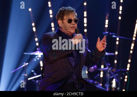 Sir Elton John tritt während der Dreharbeiten zur Graham Norton Show in den London Studios in London auf, die am Freitagabend auf BBC One ausgestrahlt werden. Bilddatum: Donnerstag, 19. Mai 2016. Bildnachweis sollte lauten: PA Images im Namen von so TV Stockfoto