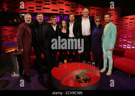 (Von links nach rechts) Graham Norton, Russell Crowe, Tom Daley, Jodie Foster, Ryan Gosling, Greg Davies, Sir Elton John und Rod Thomas, auch bekannt als Bright Light Bright Light, während der Dreharbeiten zur Graham Norton Show in den London Studios in London, Wird am Freitagabend auf BBC One ausgestrahlt. Bilddatum: Donnerstag, 19. Mai 2016. Bildnachweis sollte lauten: PA Images im Namen von so TV Stockfoto