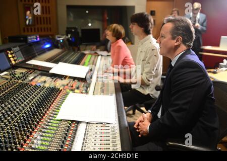 Premierminister David Cameron mit Labours ehemaliger Kultursekretärin Tessa Jowell bei seinem Besuch in den Abbey Road Studios im Norden Londons, wo sie mit Vertretern der Kreativwirtschaft zusammentrafen, um den Brief und die Forderung nach einem Verbleib Großbritanniens in der EU zu diskutieren. Stockfoto