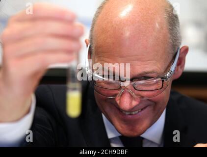 Stellvertretender erster Minister und neuer Bildungsminister John Swinney bei einem Besuch seiner ehemaligen Schule, Forrester High School in Edinburgh, wo er Schüler für einen Science-Klasse. Stockfoto