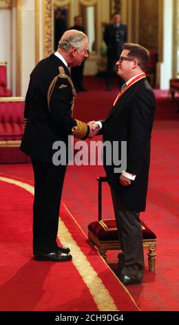 Sir Matthew Bourne aus London wird von Prince of Wales bei einer Investiturfeier im Buckingham Palace, London, zum Knight Bachelor of the British Empire gemacht. Stockfoto