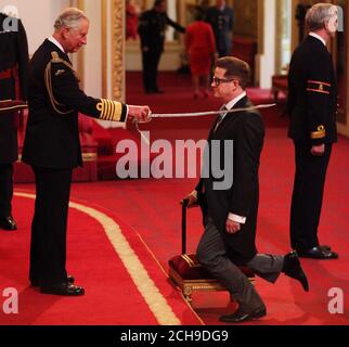 Sir Matthew Bourne aus London wird von Prince of Wales bei einer Investiturfeier im Buckingham Palace, London, zum Knight Bachelor of the British Empire gemacht. Stockfoto