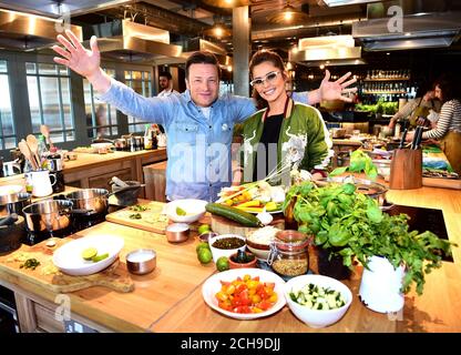 Jamie Oliver (links) kommt zu Cheryl an seiner Cookery School im Westfield Shopping Centre in London, als sie eine Facebook-Live-Veranstaltung starten, bei der Köche aus zehn Ländern die Zuschauer ermutigen, gesunde Gerichte von Grund auf zu kochen. Am Tag der Lebensmittelrevolution, der Teil der Kampagne zur Lebensmittelrevolution ist, die darauf abzielt, die Probleme der Unterernährung von Kindern und Adipositas anzugehen. Stockfoto