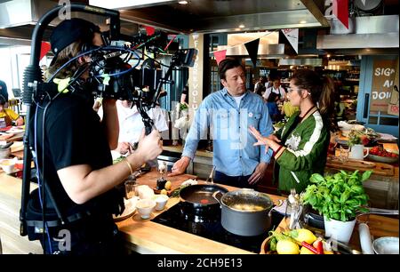 Jamie Oliver tritt Cheryl an seiner Cookery School im Westfield Shopping Centre in London bei, als sie eine Facebook-Live-Veranstaltung starten, bei der Köche aus zehn Ländern die Zuschauer ermutigen werden, gesunde Gerichte von Grund auf neu zu kochen. Am Tag der Lebensmittelrevolution, der Teil der Kampagne zur Lebensmittelrevolution ist, die darauf abzielt, die Probleme der Unterernährung von Kindern und Adipositas anzugehen. Stockfoto