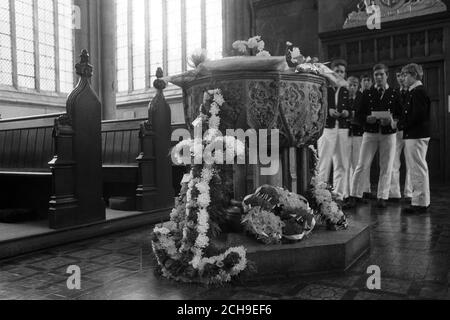 Schüler der Trinity House Navigation School hinter einem Kranz geschmückt Schrift in Holy Trinity Church, Kingston upon Hull, wo ein Gedenkgottesdienst für die Männer, die ihr Leben in der Hull Trawler 'Gaul' Tragödie verloren statt. Stockfoto