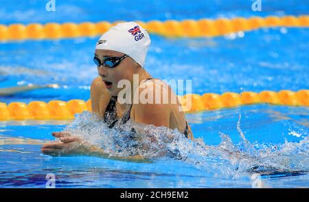 Der britische Chloe Tutton tritt am 12. Tag der European Aquatics Championships im London Aquatics Centre in Stratford beim Finale der 200-m-Bruststroke der Frauen an. Stockfoto