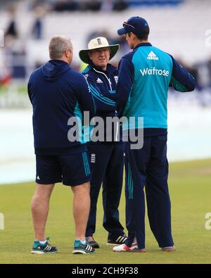 Englands Kapitän Alastair Cook (rechts) spricht mit den Trainern Trevor Bayliss (Mitte) und Paul Farbrace (links) vor dem Start des dritten Tages des 1. Investec Tests in Headingley, Leeds. Stockfoto