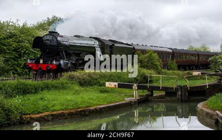 Der Flying Scotsman macht es sich auf den Spuren neben dem Kennet und Avon Kanal in der Nähe von Froxfield in Wiltshire. Stockfoto