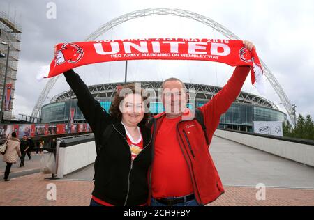 Die Manchester-United-Fans Andy Hill und Jessica Hill aus Surrey halten einen Schal auf Wembley vor dem Emirates FA Cup Finale im Wembley Stadium. DRÜCKEN Sie VERBANDSFOTO. Bilddatum: Samstag, 21. Mai 2016. Siehe PA Geschichte FUSSBALL-Finale. Bildnachweis sollte lauten: Nick Potts/PA Wire. EINSCHRÄNKUNGEN: NUR FÜR REDAKTIONELLE ZWECKE Keine Verwendung mit nicht autorisierten Audio-, Video-, Daten-, Fixture-Listen, Club/League-Logos oder 'Live'-Diensten. Online-in-Match-Nutzung auf 75 Bilder beschränkt, keine Videoemulation. Keine Verwendung bei Wetten, Spielen oder Veröffentlichungen für einzelne Vereine/Vereine/Vereine/Spieler. Stockfoto