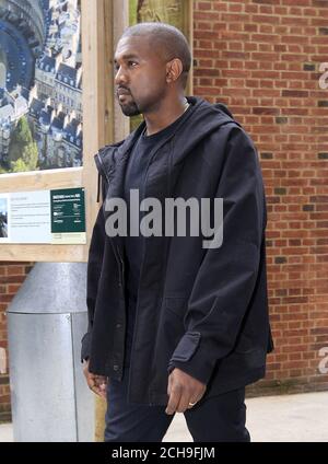 Kanye West verlässt die Royal Geographical Society im Zentrum von London, nachdem er mit seiner Frau Kim Kardashian West und der Make-up-Künstlerin Charlotte Tilbury beim jährlichen Vogue Festival an einem Q&amp;A über Fashion, Friendship & amp; Fabulous Lashes teilgenommen hat. Stockfoto