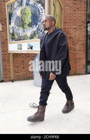 Kanye West verlässt die Royal Geographical Society im Zentrum von London, nachdem er mit seiner Frau Kim Kardashian West und der Make-up-Künstlerin Charlotte Tilbury beim jährlichen Vogue Festival zu Fashion, Friendship & Fabulous Lashes ein Q&A besucht hat. Stockfoto