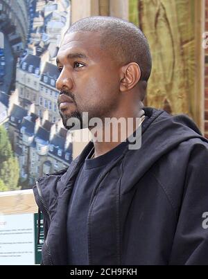 Kanye West verlässt die Royal Geographical Society im Zentrum von London, nachdem er mit seiner Frau Kim Kardashian West und der Make-up-Künstlerin Charlotte Tilbury beim jährlichen Vogue Festival zu Fashion, Friendship & Fabulous Lashes ein Q&A besucht hat. Stockfoto