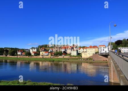 Juli 26 2020 - Meißen/Deutschland: Alte ehemalige Fischerhäuser am Ufer der Elbe im Raum Meißen, Sachsen Stockfoto