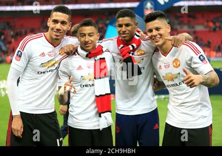 (Von links nach rechts) Chris Smalling, Jesse Lingard, Marcus Rashford und Marcos Rojo von Manchester United feiern den Gewinn des FA Cup nach dem Emirates FA Cup Finale im Wembley Stadium. DRÜCKEN SIE VERBANDSFOTO. Bilddatum: Samstag, 21. Mai 2016. Siehe PA Story FUSSBALL-Finale. Bildnachweis sollte lauten: Mike Egerton/PA Wire. EINSCHRÄNKUNGEN: Keine Verwendung mit nicht autorisierten Audio-, Video-, Daten-, Fixture-Listen, Club-/Liga-Logos oder „Live“-Diensten. Online-in-Match-Nutzung auf 75 Bilder beschränkt, keine Videoemulation. Keine Verwendung in Wetten, Spielen oder Veröffentlichungen für einzelne Vereine/Vereine/Vereine/Spieler. Stockfoto