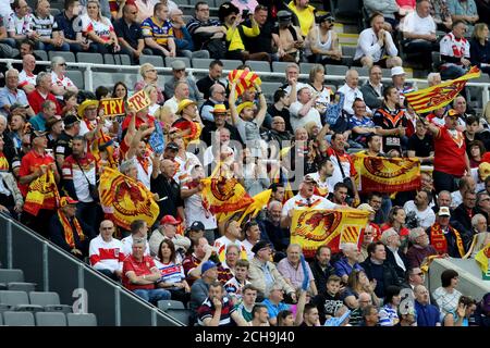 Katalanische Dragons-Fans feiern während des Dacia Magic Weekend-Spiels im St James' Park, Newcastle. Stockfoto