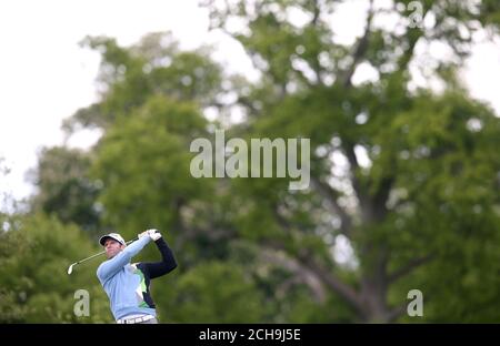 Bradley Dredge von Wales schlägt am vierten Tag der Irish Open im K Club, County Kildare, am 12. Loch ab. Stockfoto