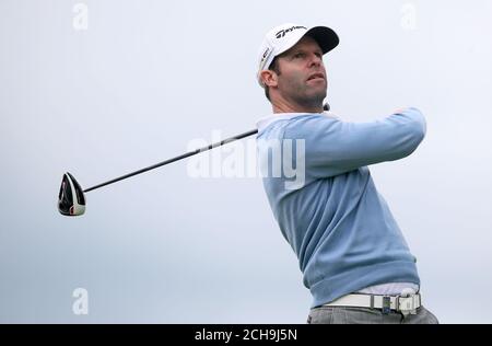 Bradley Dredge von Wales schlägt am vierten Tag der Irish Open im K Club, County Kildare, auf dem 13. Loch ab. Stockfoto