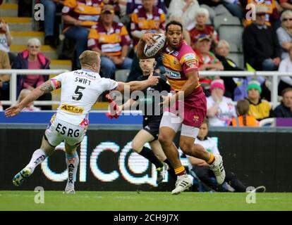 Huddersfield Giants Leroy Cudjoe überspringt Saint Helens Adam Swift während des Dacia Magic Weekend-Spiels im St James' Park, Newcastle. Stockfoto