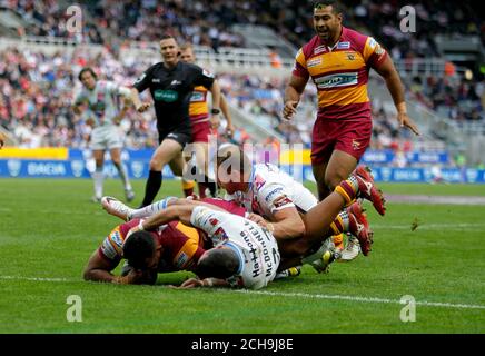 Huddersfield Giants Ukuma Ta'ai punktet beim Dacia Magic Weekend Spiel im St James' Park, Newcastle. Stockfoto