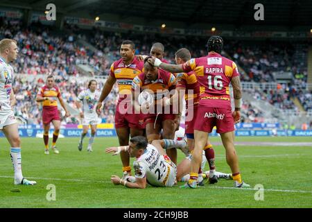 Huddersfield feiert, nachdem Huddersfield Giants Ukuma Ta'ai beim Dacia Magic Weekend Match im St James' Park, Newcastle, Punkten. Stockfoto