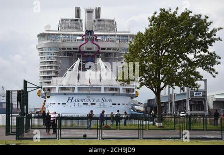 Kinder spielen Basketball in der Nähe des größten Passagierschiffs der Welt, MS Harmony of the Seas, im Besitz von Royal Caribbean, während es darauf wartet, Southampton zu verlassen. Stockfoto