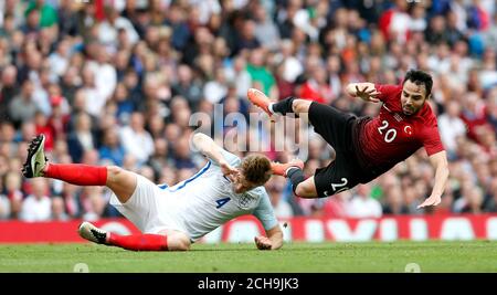 Der Engländer Eric Dier (links) tagt den türkischen Volkan Sen (rechts) während des internationalen Freundschaftsspiels im Etihad Stadium in Manchester. DRÜCKEN Sie VERBANDSFOTO. Bilddatum: Sonntag, 22. Mai 2016. Siehe PA Geschichte FUSSBALL England. Bildnachweis sollte lauten: Owen Humphreys/PA Wire. EINSCHRÄNKUNGEN: Nutzung unterliegt FA-Einschränkungen. Nur für redaktionelle Zwecke. Kommerzielle Nutzung nur mit vorheriger schriftlicher Zustimmung des FA. Keine Bearbeitung außer Zuschneiden. Rufen Sie +44 (0)1158 447447 an, oder besuchen Sie www.paphotos.com/info/, um alle Einschränkungen und weitere Informationen zu erhalten. Stockfoto