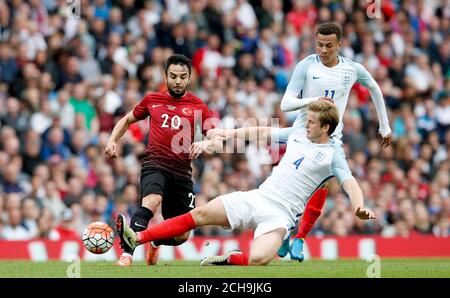 Der Engländer Eric Dier (rechts) tagt den türkischen Volkan Sen (links) während des internationalen Freundschaftsspiels im Etihad Stadium in Manchester. Stockfoto