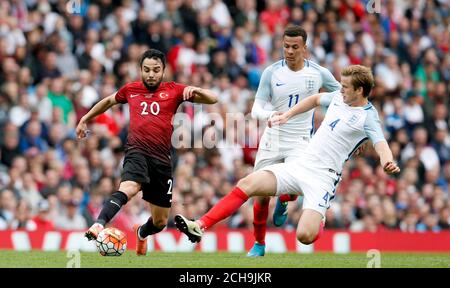 Der Engländer Eric Dier (rechts) tagt den türkischen Volkan Sen (links) während des internationalen Freundschaftsspiels im Etihad Stadium in Manchester. Stockfoto