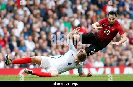 Der Engländer Eric Dier (links) tagt den türkischen Volkan Sen (rechts) während des internationalen Freundschaftsspiels im Etihad Stadium in Manchester. Stockfoto