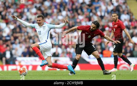 Englands DELE Alli (links) wird vom türkischen Selcuk Inan (rechts) beim internationalen Freundschaftsspiel im Etihad Stadium in Manchester angefoult. Stockfoto