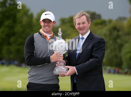 Der nordirische Rory McIlroy (links) erhält die Trophäe von Taoiseach Enda Kenny nach dem Gewinn der Irish Open im K Club, County Kildare. Stockfoto