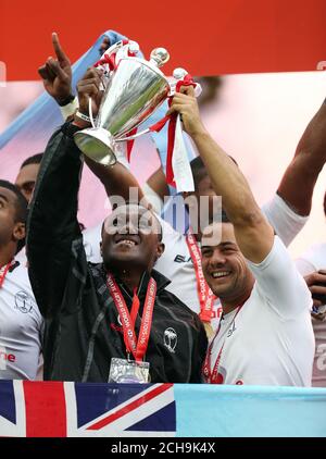 Fidschi feiert ihren Sieg in der HSBC World Rugby Sevens Series am zweiten Tag der HSBC Sevens World Series im Twickenham Stadium, London. Stockfoto