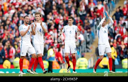 (Von links nach rechts) Englands Danny Drinkwater, Eric Dier, John Stones und Jordan Henderson feiern den Sieg nach dem internationalen Freundschaftsspiel im Etihad Stadium, Manchester. Stockfoto