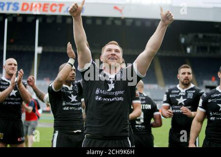 Hull FC Scott Taylor feiert den Sieg über Hull KR nach dem Dacia Magic Weekend Spiel im St James' Park, Newcastle. Stockfoto