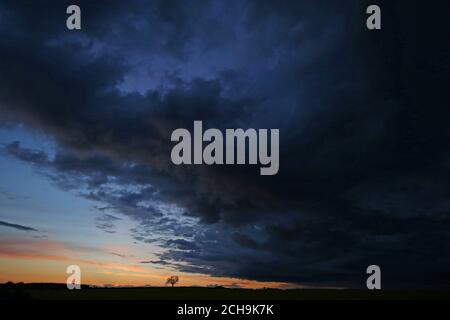 Atemberaubende Sturmwolken Rollen nach Sonnenuntergang über North Yorkshire. Stockfoto