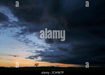 Atemberaubende Sturmwolken Rollen nach Sonnenuntergang über North Yorkshire. Stockfoto