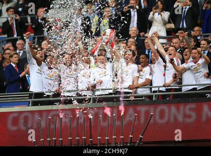 Wayne Rooney und Michael Carrick von Manchester United heben die Emirate FA Cup Trophäe Stockfoto