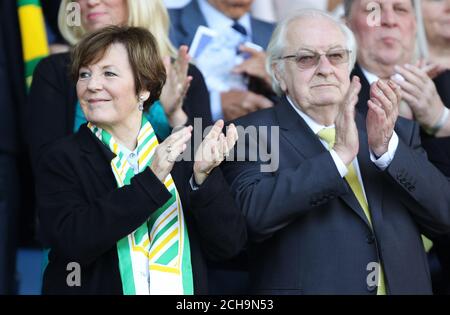 Norwich City Mehrheitsaktionäre Delia Smith und Michael Wynn-Jones in den Ständen vor dem Spiel. Stockfoto