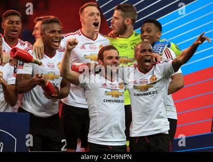 Juan Mata von Manchester United (vorne links) Und Ashley Young von Manchester United (vorne rechts) feiert mit Teamkollegen Stockfoto