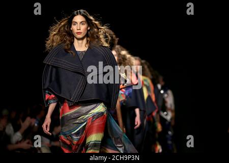 Ein Modell auf dem Laufsteg während der Fashion Design Runway Show der University of Westminster auf dem Marylebone Road Campus in London. Stockfoto