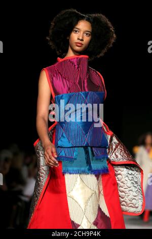 Ein Modell auf dem Laufsteg während der Constance Blackaller University of Westminster Fashion Design Runway Show an der University of Westminster, Marylebone Road Campus in London. Stockfoto